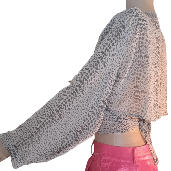 Beautiful tie front top low cut looks amazing on - Picture 3 of 5